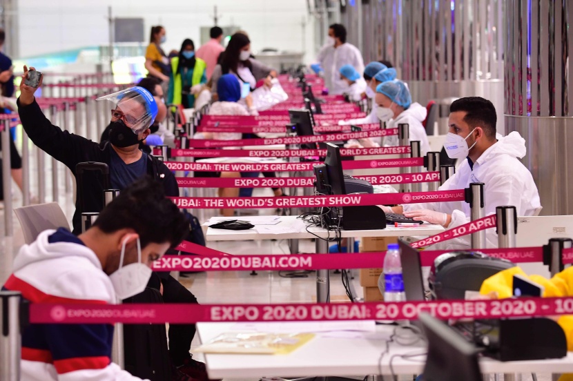  سياح يصلون مطار دبي مع بدء تخفيف الإجراءات الاحترازية لمواجهة كورونا 