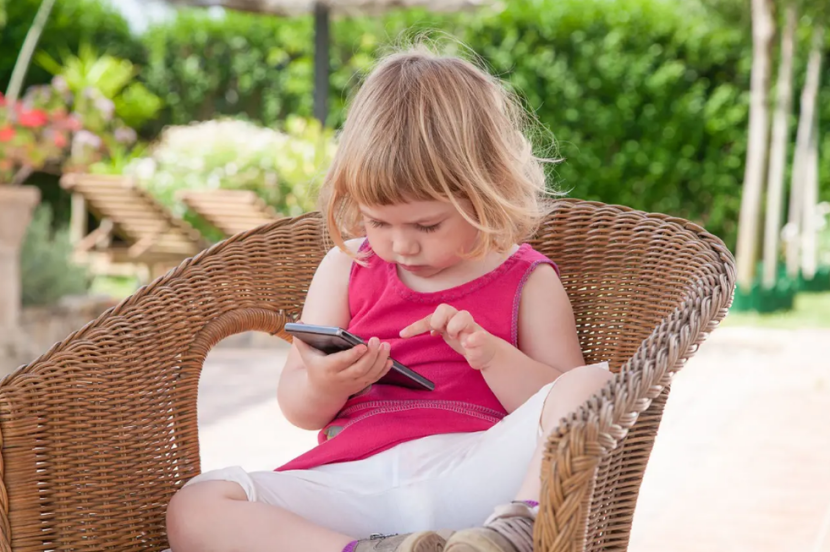 ألمانيا: الآباء يتخوفون من التداعيات الصحية على أبنائهم جراء استخدام الهاتف