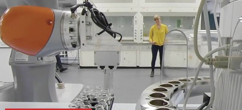 روبوت يجري تجارب علمية تستغرق شهورا في 3 أيام