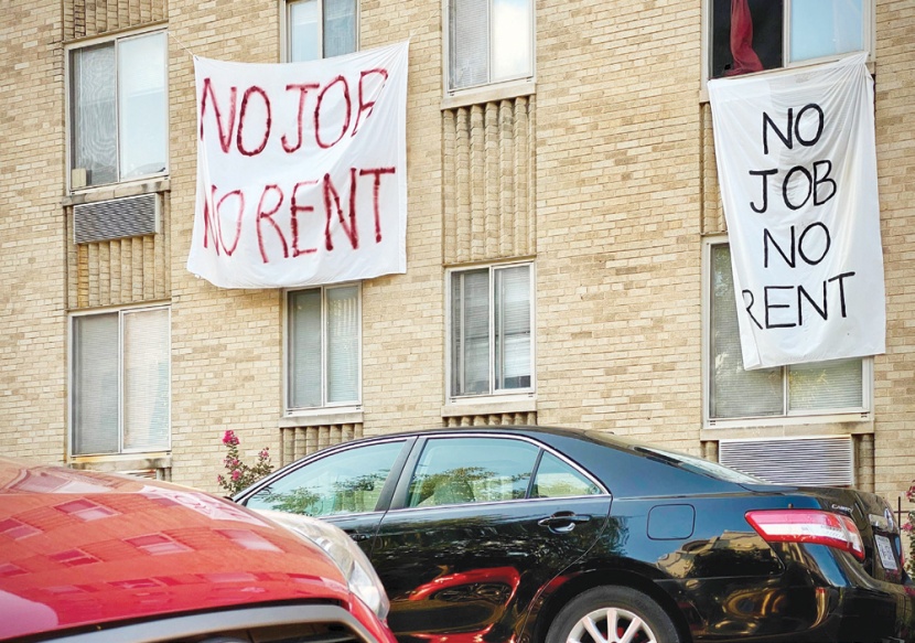 «لا وظائف .. لا إيجار»، لافتة معلقة على مبنى في العاصمة الأمريكية واشنطن