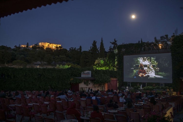 دور السينما في الهواء الطلق...والأرباح في مهب الريح