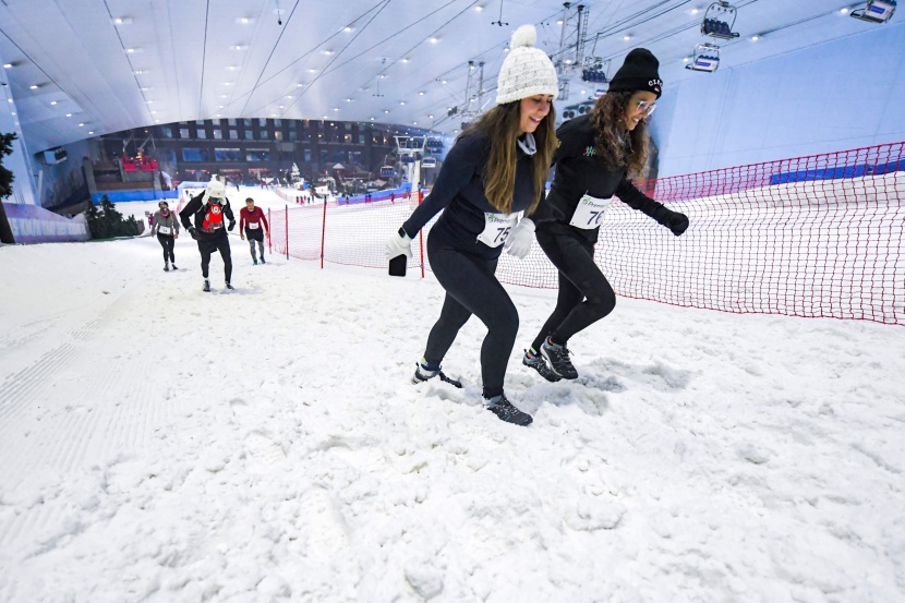  أكثر من 300 شخص يشاركون في سباق الجري الثلجي  في دبي 