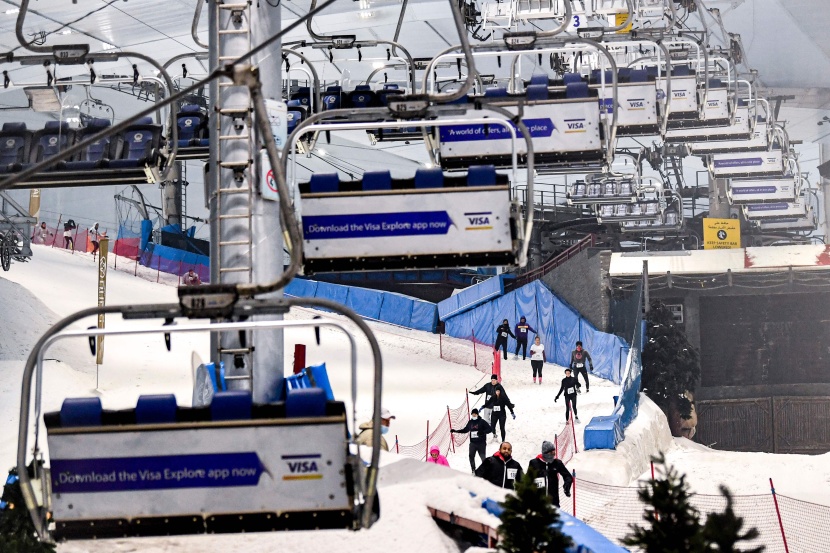  أكثر من 300 شخص يشاركون في سباق الجري الثلجي  في دبي 