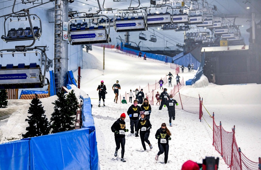  أكثر من 300 شخص يشاركون في سباق الجري الثلجي  في دبي 