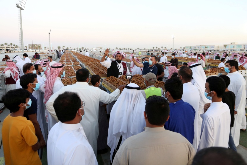 باعة تمور يعرضون منتجات مزارع القصيم في موسم عنيزة للتمور