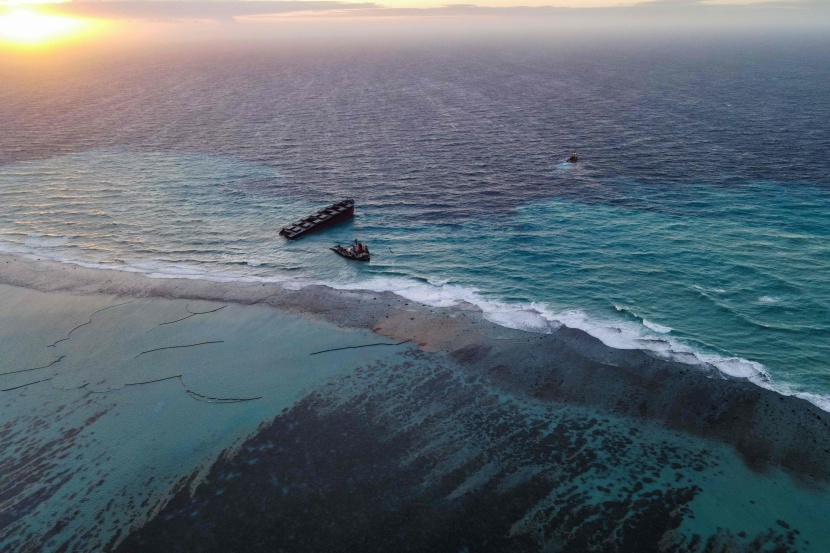  انشطار السفينة المسربة للنفط يفاقم أزمة اقتصاد موريشيوس  