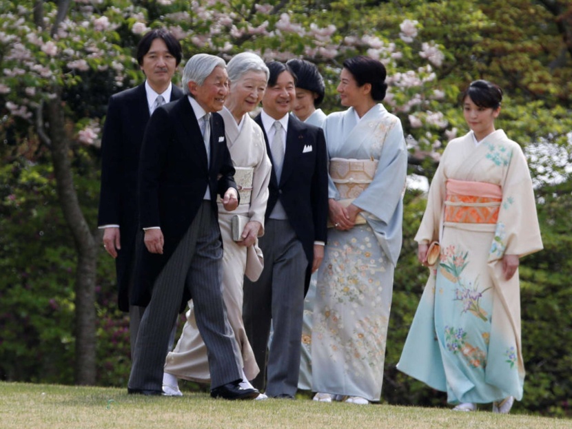 إمبراطور اليابان يتخلى عن عطلته الصيفية بسبب كورونا