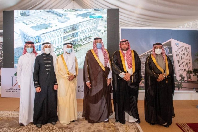 أمير المدينة المنورة يؤكد أهمية الاستفادة من التجارب الناجحة في توظيف الأوقاف