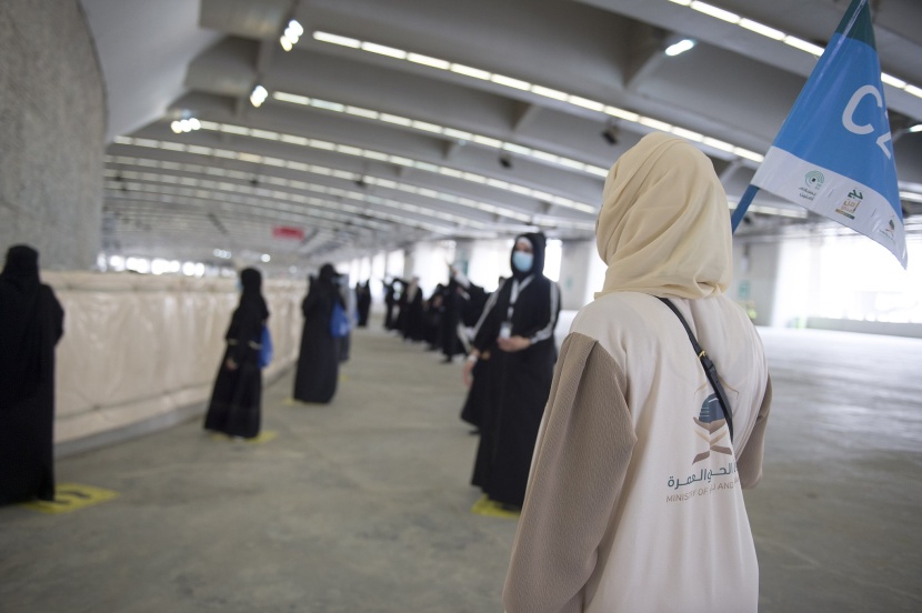 الحجاج يرمون آخر الجمرات