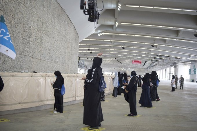 الحجاج يرمون آخر الجمرات