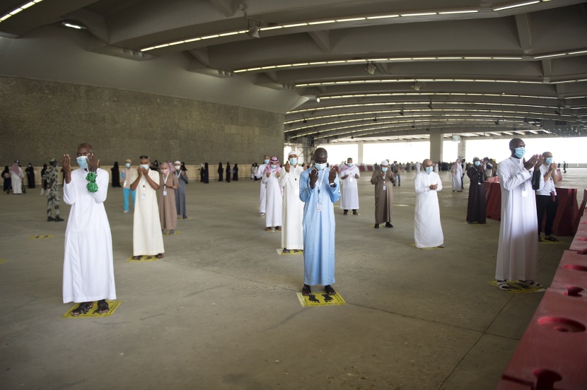 الحجاج يرمون آخر الجمرات