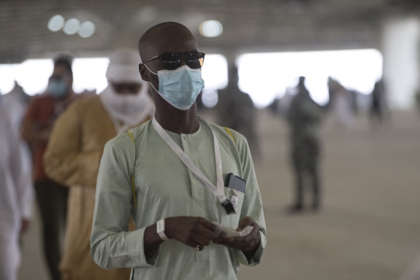 الحجاج يرمون آخر الجمرات