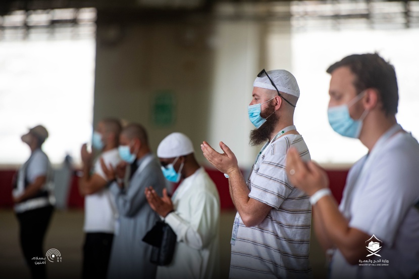 الحجاج يرمون آخر الجمرات