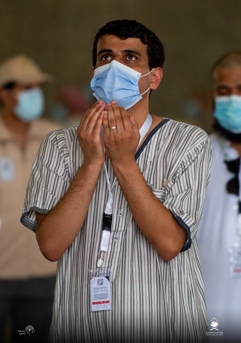 الحجاج يرمون آخر الجمرات