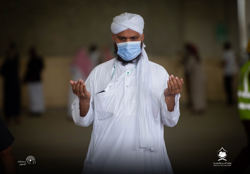 الحجاج يرمون آخر الجمرات