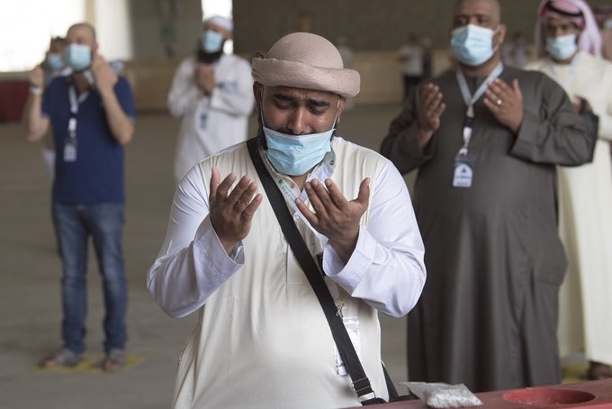 الحجاج يرمون آخر الجمرات