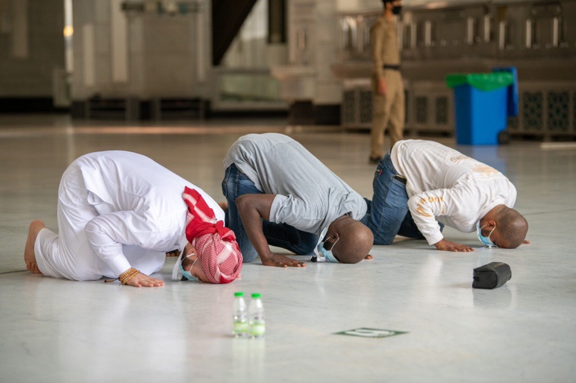 حجاج بيت الله الحرام يستعدون لأداء طواف الوداع