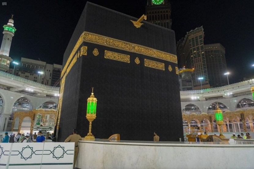 إسدال ثوب الكعبة المشرفة وتثبيته بحلقات الشاذروان