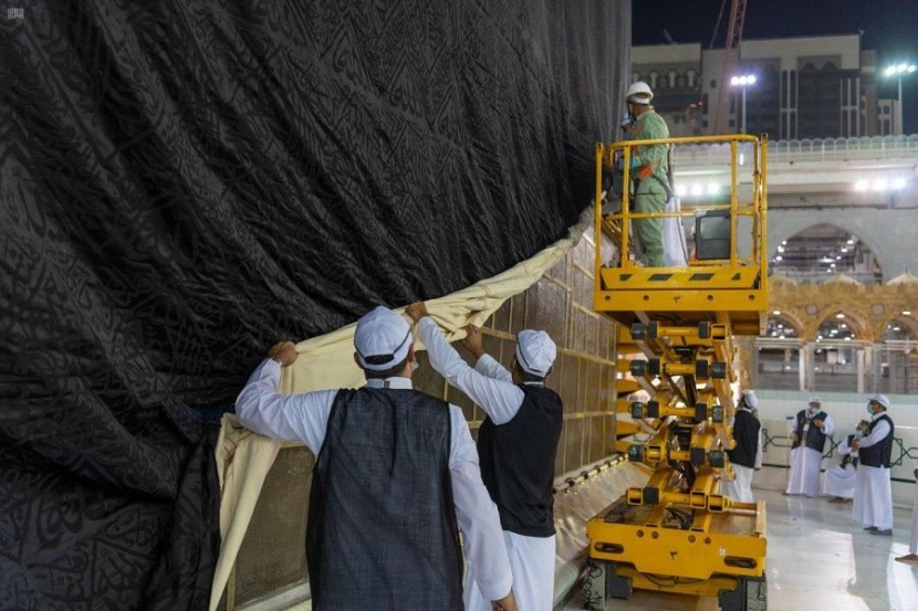 إسدال ثوب الكعبة المشرفة وتثبيته بحلقات الشاذروان
