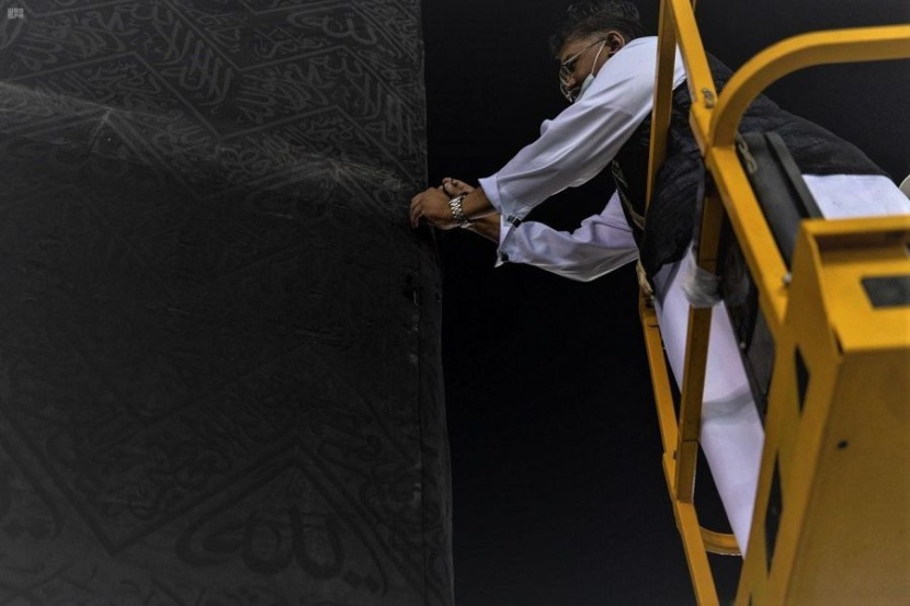 إسدال ثوب الكعبة المشرفة وتثبيته بحلقات الشاذروان