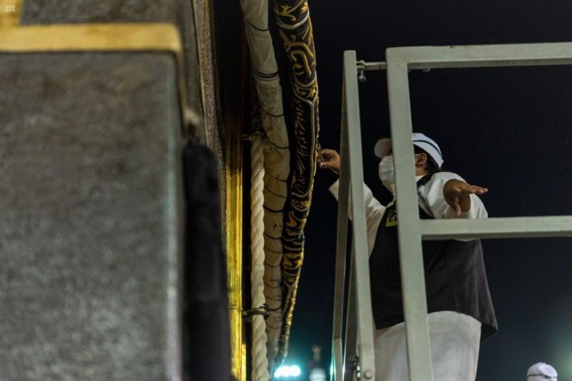 إسدال ثوب الكعبة المشرفة وتثبيته بحلقات الشاذروان