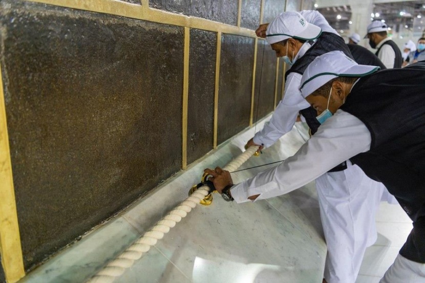 إسدال ثوب الكعبة المشرفة وتثبيته بحلقات الشاذروان