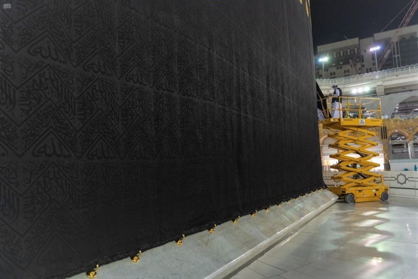 إسدال ثوب الكعبة المشرفة وتثبيته بحلقات الشاذروان