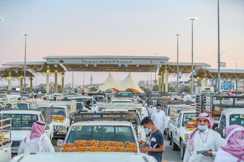 مهرجان بريدة للتمور يسجل تدفق أعداد كبيرة من المركبات المحملة بأطنان من أنواع التمور المختلفة 