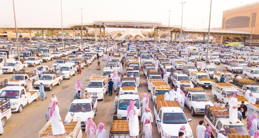 مهرجان بريدة للتمور يسجل تدفق أعداد كبيرة من المركبات المحملة بأطنان من أنواع التمور المختلفة 