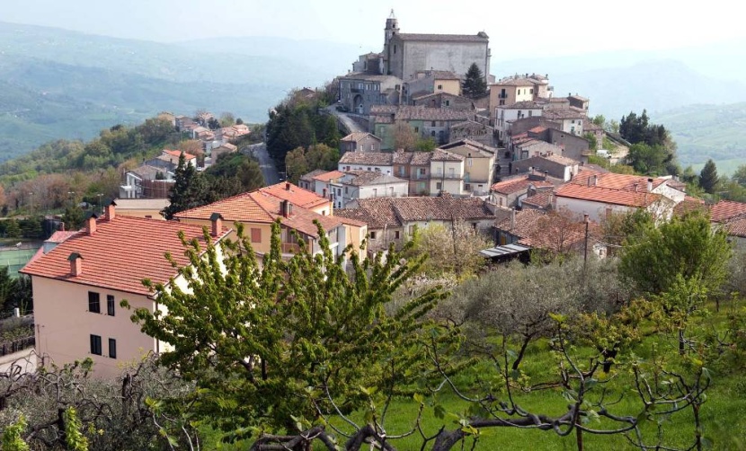 قرية إيطالية تعرض إقامة مجانية لجذب السياح وإنعاش القطاع