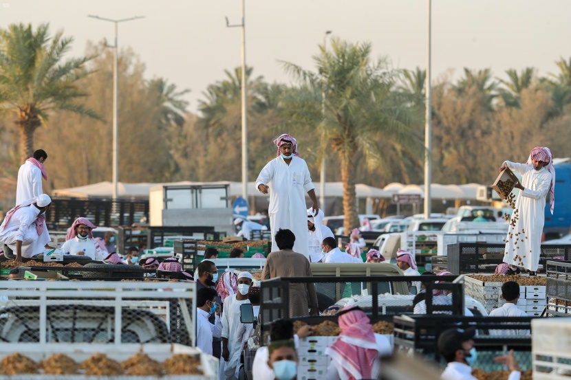من قلب القصيم ومع كل صباح .. لا صوت يعلو على صوت الدلّالين في مدينة التمور