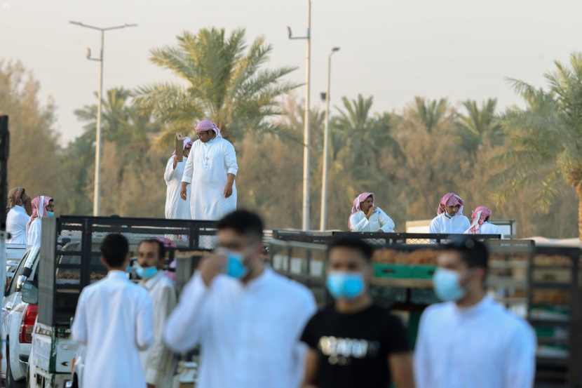 من قلب القصيم ومع كل صباح .. لا صوت يعلو على صوت الدلّالين في مدينة التمور