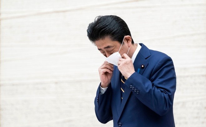 كاسرا رقم عمه .. آبي يصبح غدا أطول رئيس وزراء في اليابان بقاء في المنصب