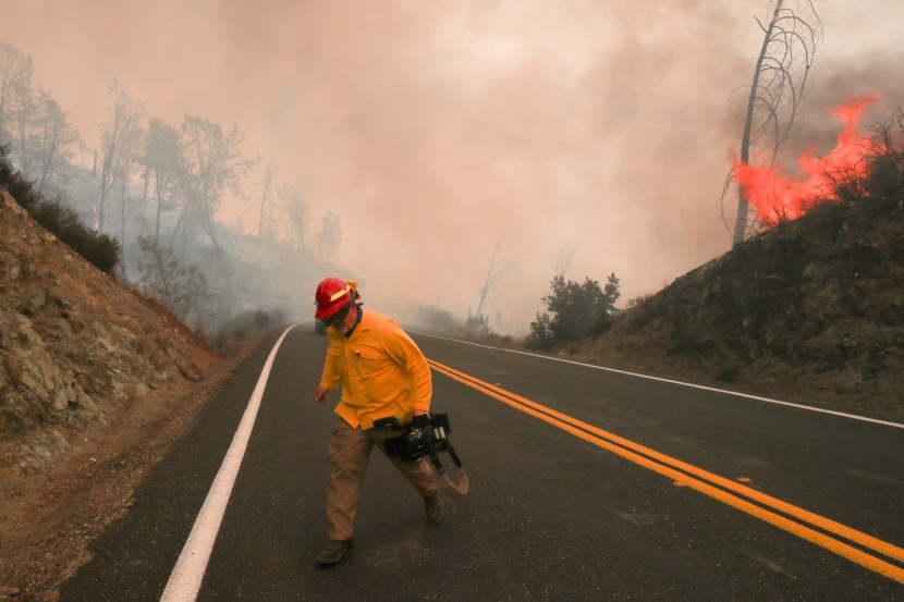 حرائق ولاية كاليفورنيا الأمريكية تتواصل  وتجبر عشرات الآلاف على الفرار من منازلهم 