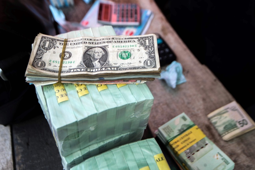 الدولار يهبط وارتفاع عملات مرتبطة بالتجارة عقب اتصال ناجح بين أمريكا والصين