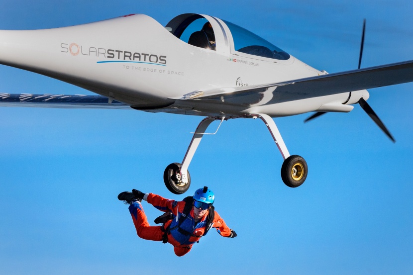 مظلي ينفذ أول قفزة في العالم من طائرة تعمل بالطاقة الشمسية