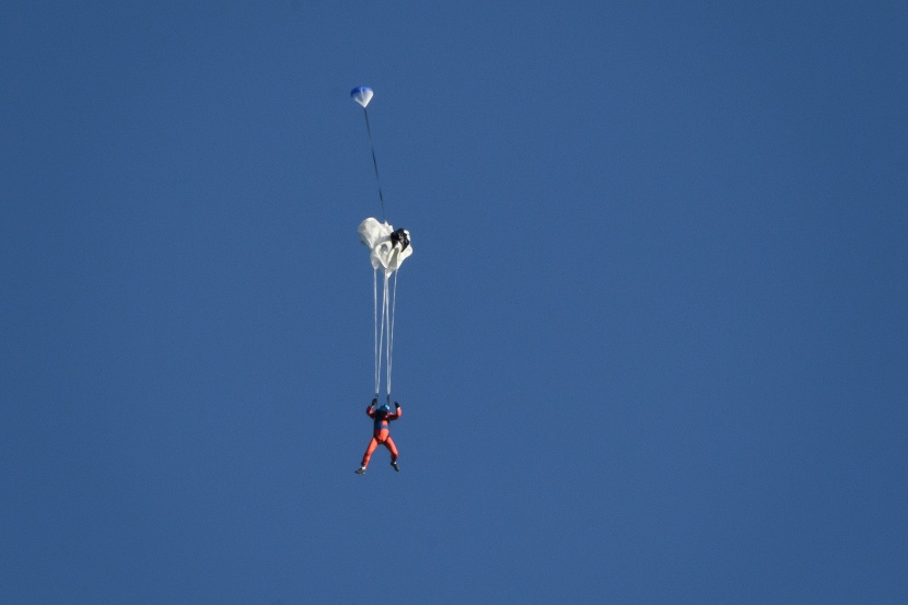 مظلي ينفذ أول قفزة في العالم من طائرة تعمل بالطاقة الشمسية