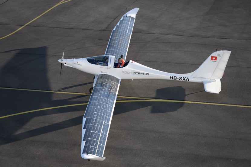 مظلي ينفذ أول قفزة في العالم من طائرة تعمل بالطاقة الشمسية