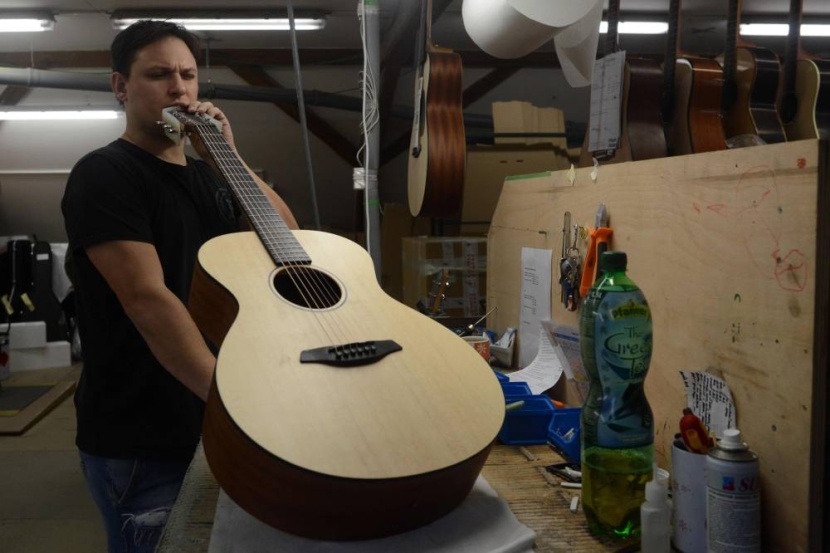 رغم بدايته المتواضعه .. الجيتار التشيكي يستقطب نجوم العالم