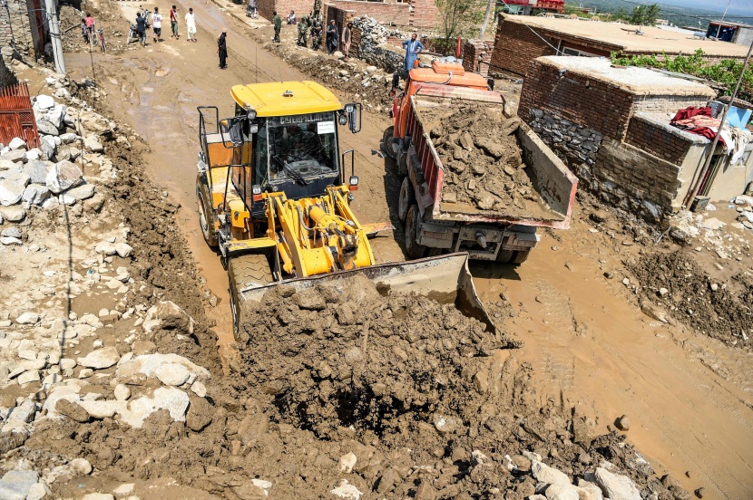  فرق الانقاذ تواصل البحث عن جثث ضحايا بين ركام المنازل التي دمرت بعد فيضانات أودت بحياة المئات في أفغانستان.