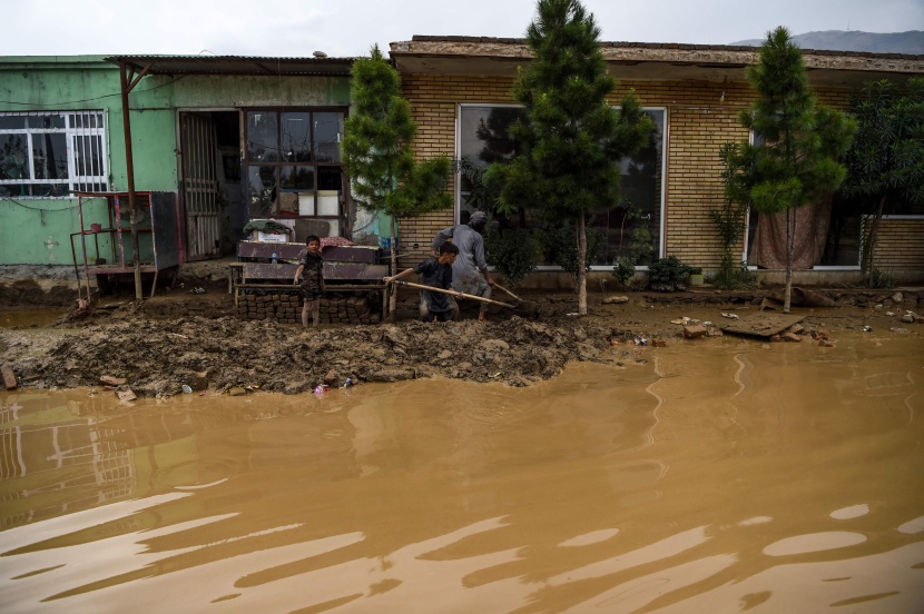  فرق الانقاذ تواصل البحث عن جثث ضحايا بين ركام المنازل التي دمرت بعد فيضانات أودت بحياة المئات في أفغانستان.