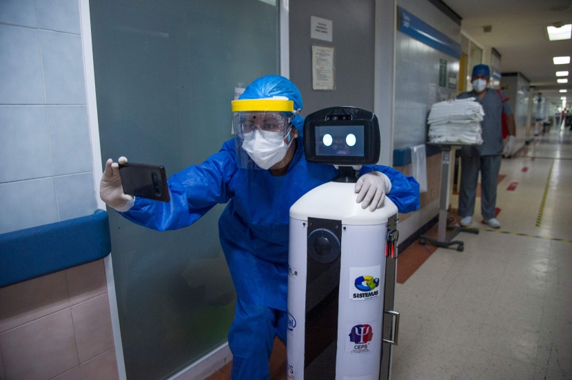   روبوت يساعد الممرضين في أداء مهامهم  للعناية بمرضى كورونا في المكسيك  