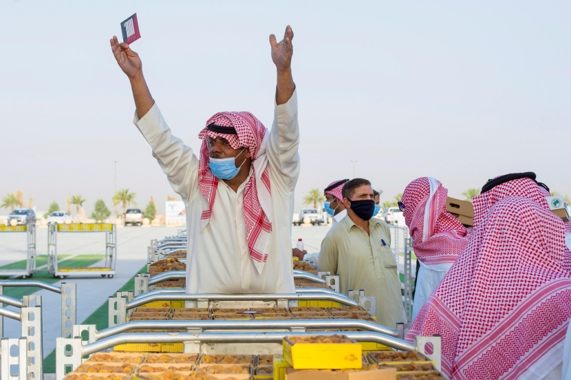 حضور لافت لموسم عنيزة للتمور بعد استئناف المزادات