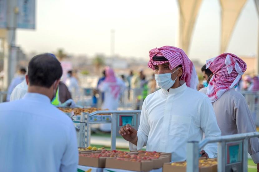 حضور لافت لموسم عنيزة للتمور بعد استئناف المزادات