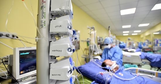 باحثون: تجدد إصابة رجل بكورونا بعد تغلبه على المرض 