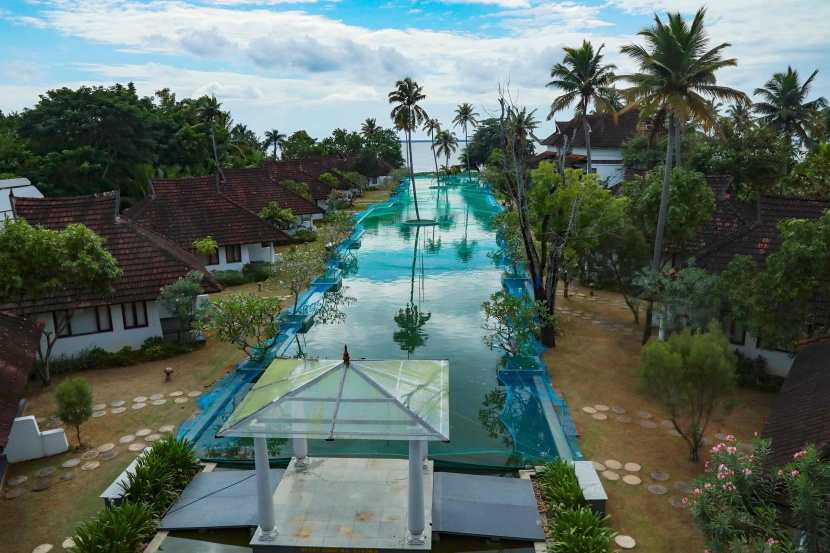 تحويل حوض سباحة في أحد منتجعات الهند إلى مزرعة أسماك بعد أشهر من الإغلاق أمام السياح 