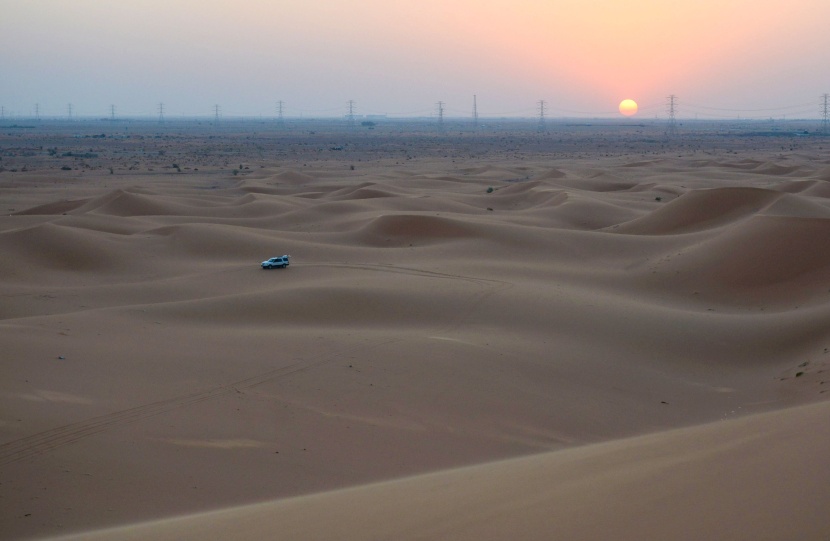 شبان يمارسون هواية التزلج على الرمال في الرياض  