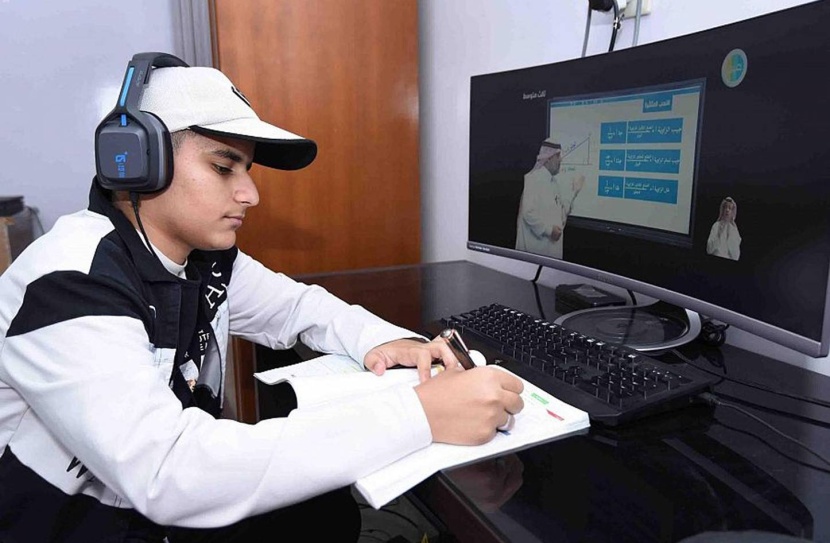 مبادرات حكومية للموظفات تسمح بمتابعة أبنائهن خلال التعليم عن بعد