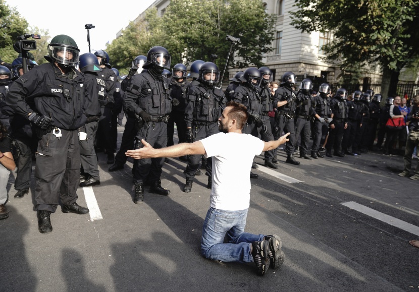  الشرطة الألمانية تفرق تظاهرة لمعارضي وضع الكمامات والقيود المتخذة لاحتواء تفشي كورونا  