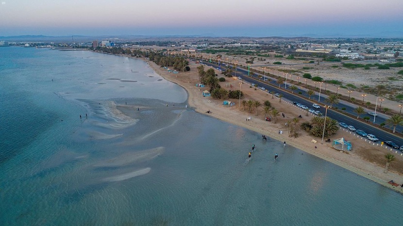   عروض للخيالة في شواطئ أملج تبهر أنظار الأهالي والزوار